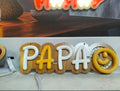 Letrero Neón LED PAPA con Base de Madera